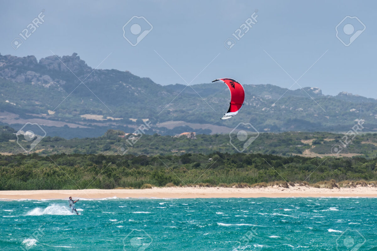 Kitesurf a Porto Pollo in Sardegna: praticare il kitesurf sempre in completa sicurezza
